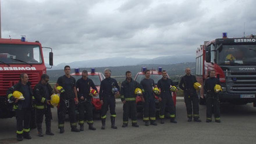 Varios bomberos, ayer durante la presentación de las rutas forestales en Son Gual.