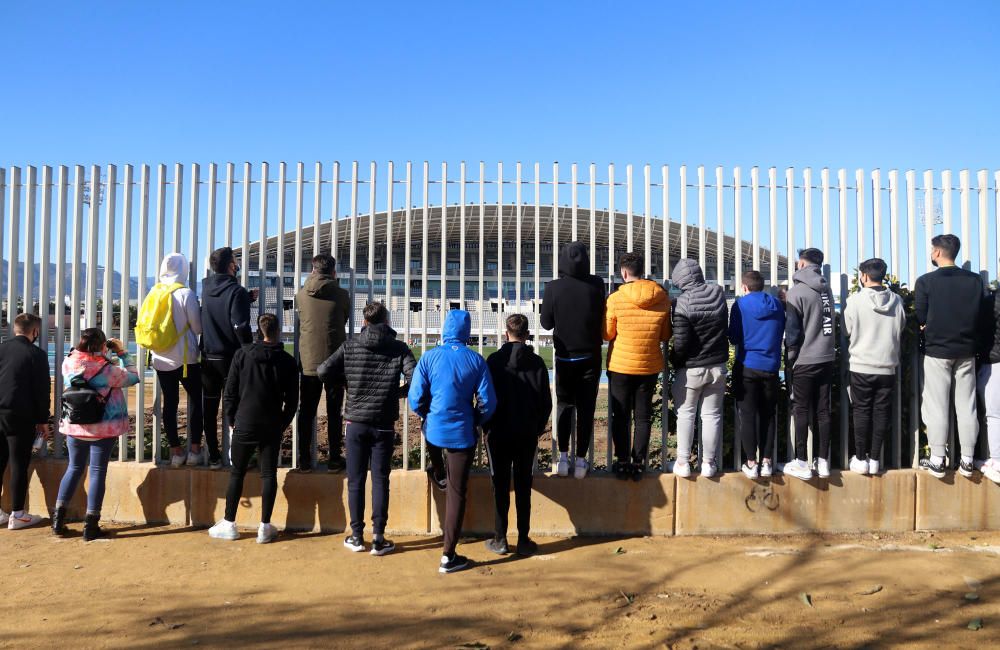 Este martes, numerosos aficionados se acercaban al Estadio de Atletismo para ver todo lo cerca que podían a los jugadores del Real Madrid.