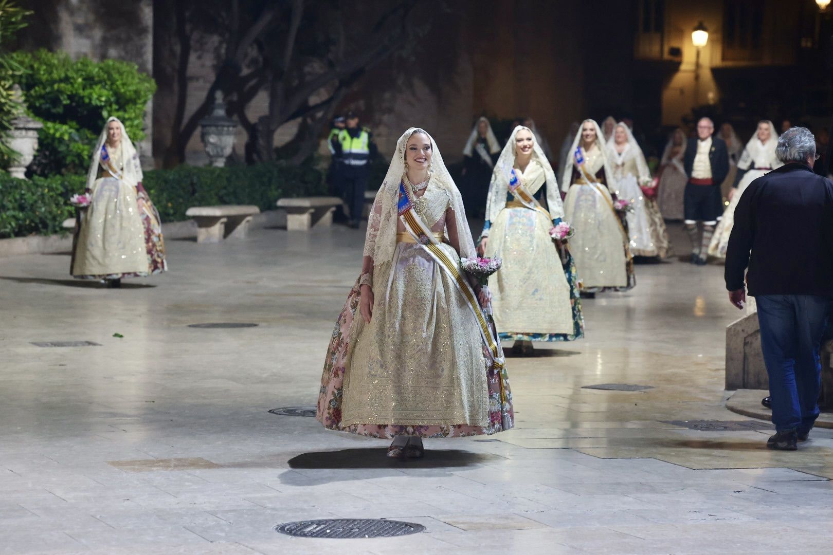 Laura Mengó y su corte coronan la ofrenda a la Virgen