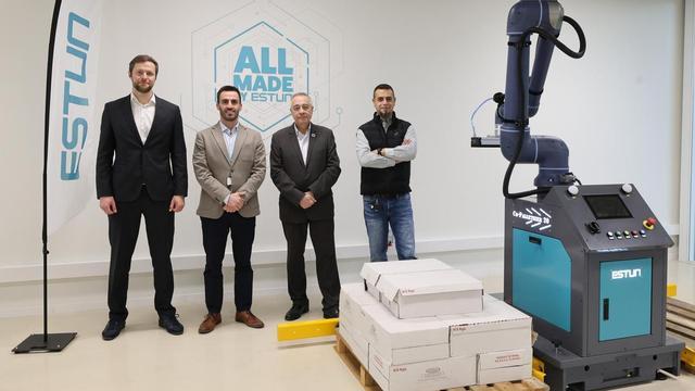 El delegado especial del Estado en el CZFB, Pere Navarro, junto a representantes de Estun Robotics