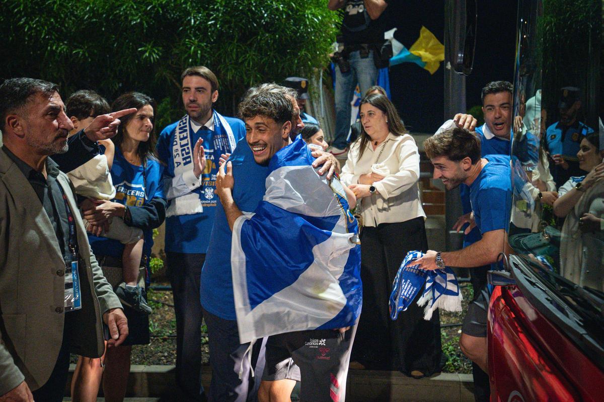 La plantilla del CD Tenerife llega al Cabildo para celebrar el ascenso con la afición blanquiazul La plantilla del CD Tenerife llega al Cabildo para celebrar el ascenso con la afición blanquiazul