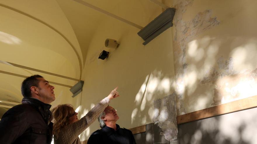 La directora del CRBMC, Àngels Solé, i el director de l&#039;institut, Francesc Canet, assenyalant alguns dels murals