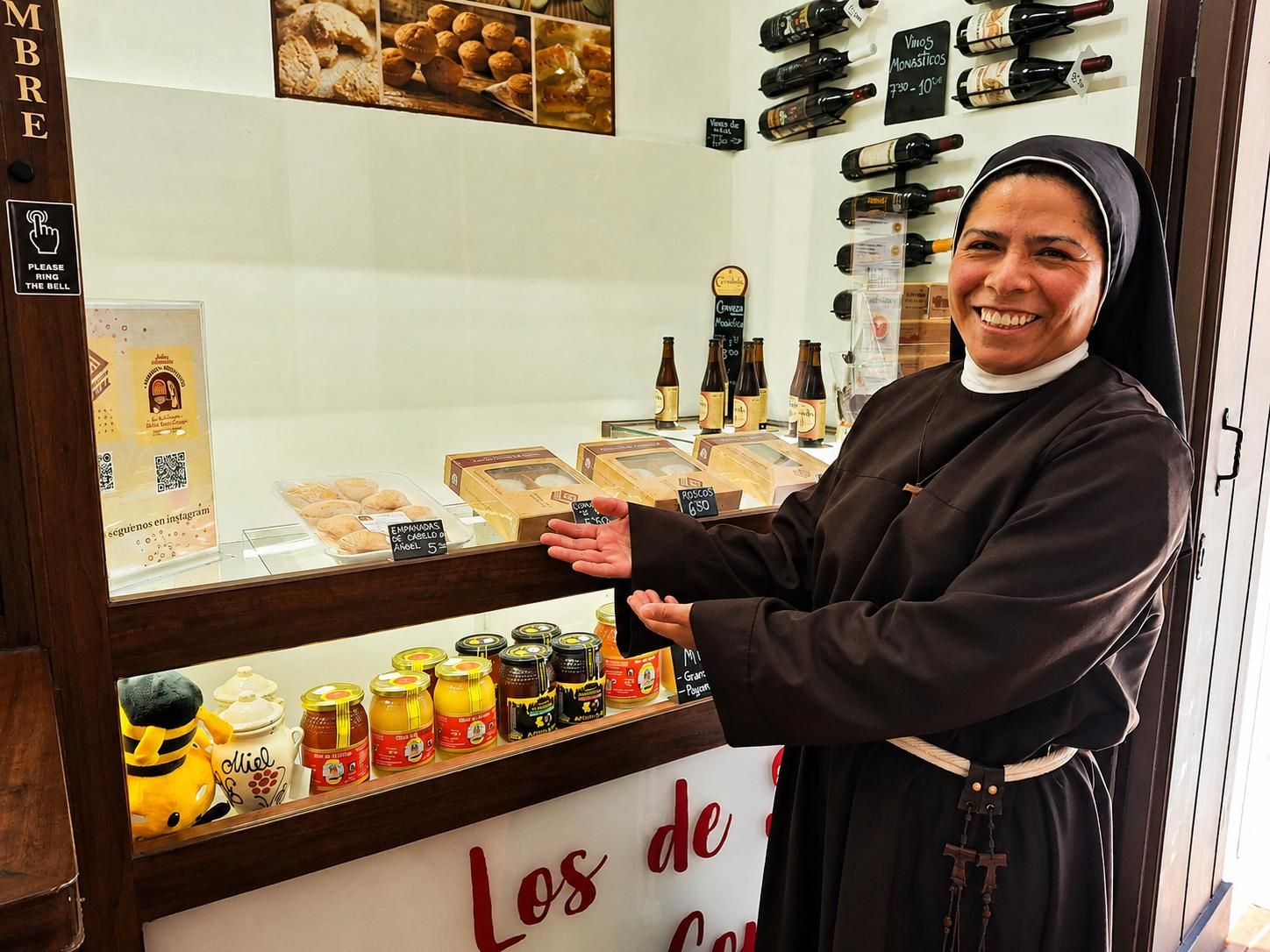 La hermana Carmen muestra parte de la variedad de dulces elaborados por la comunidad.