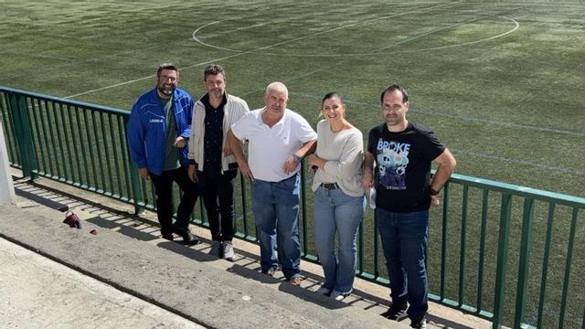 Representantes de Concello y Domaio FC en la instalación. | FDV