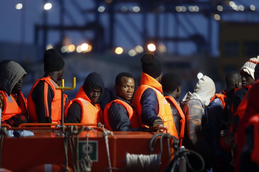 Llegan al puerto de Málaga 148 personas ...