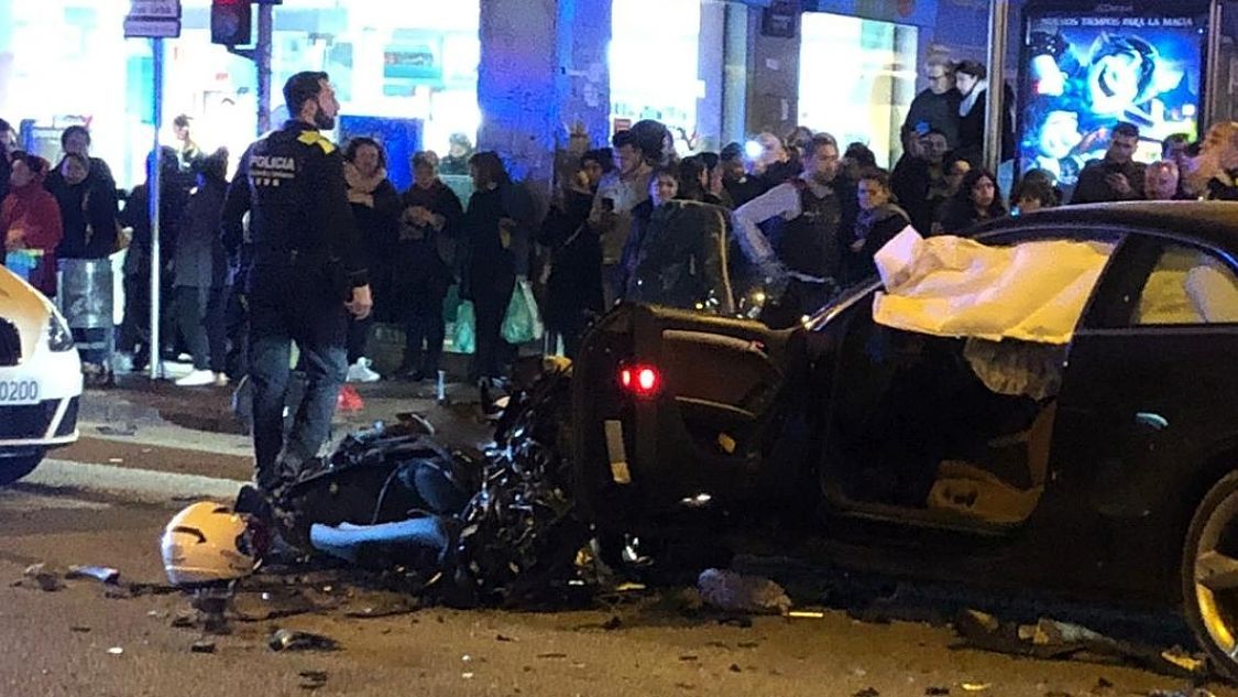 Los agentes intervienen en el accidente moral de Badalona.