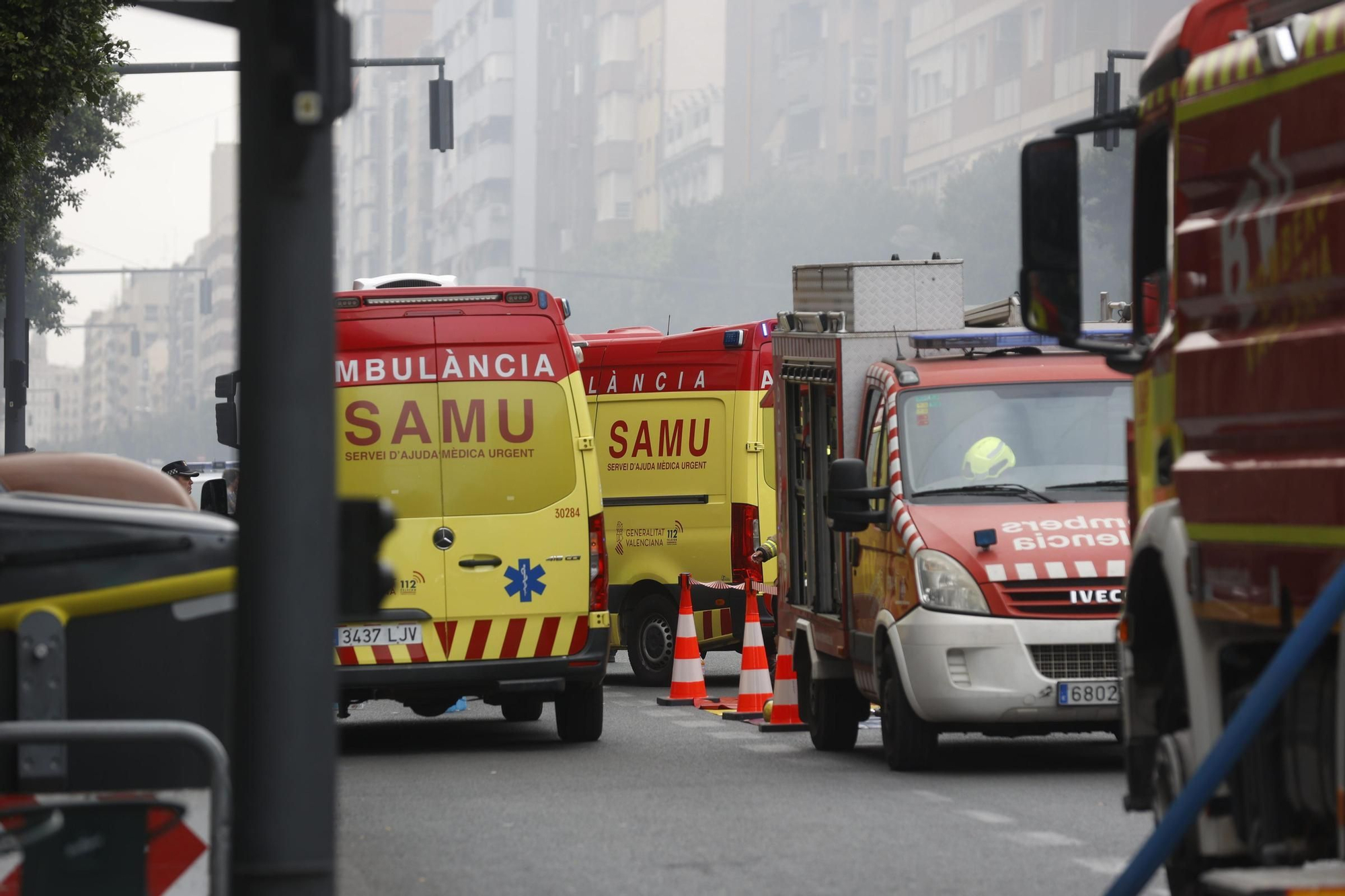 El incendio en la avenida del Puerto de València, en imágenes