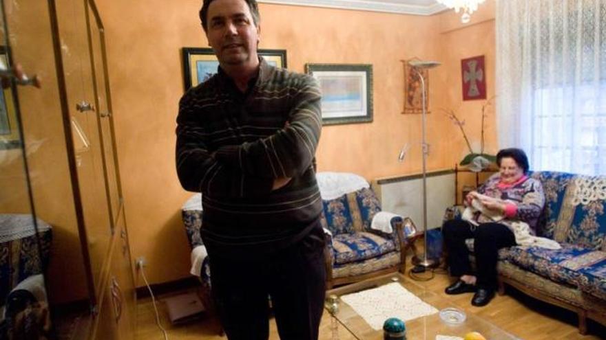 Ángel Fernández Artime, en su casa familiar de Luanco, con su madre al fondo, durante una visita que realizó en 2010.