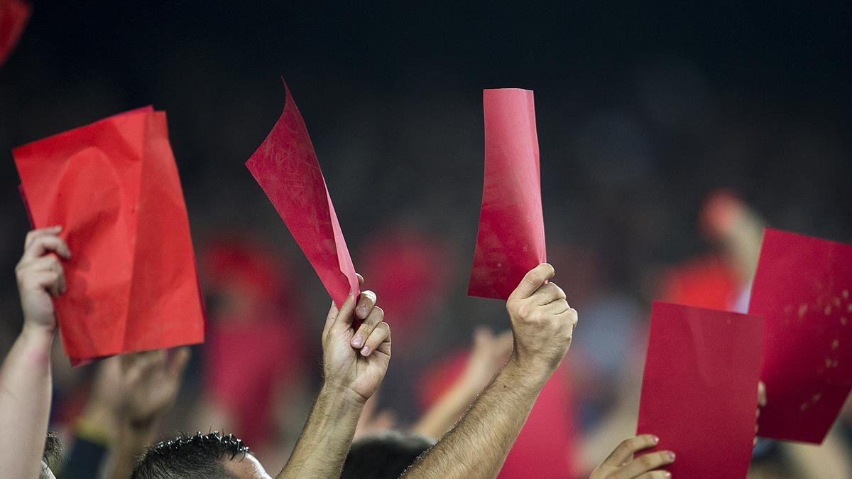 Tarjeta roja a un árbitro gallego.