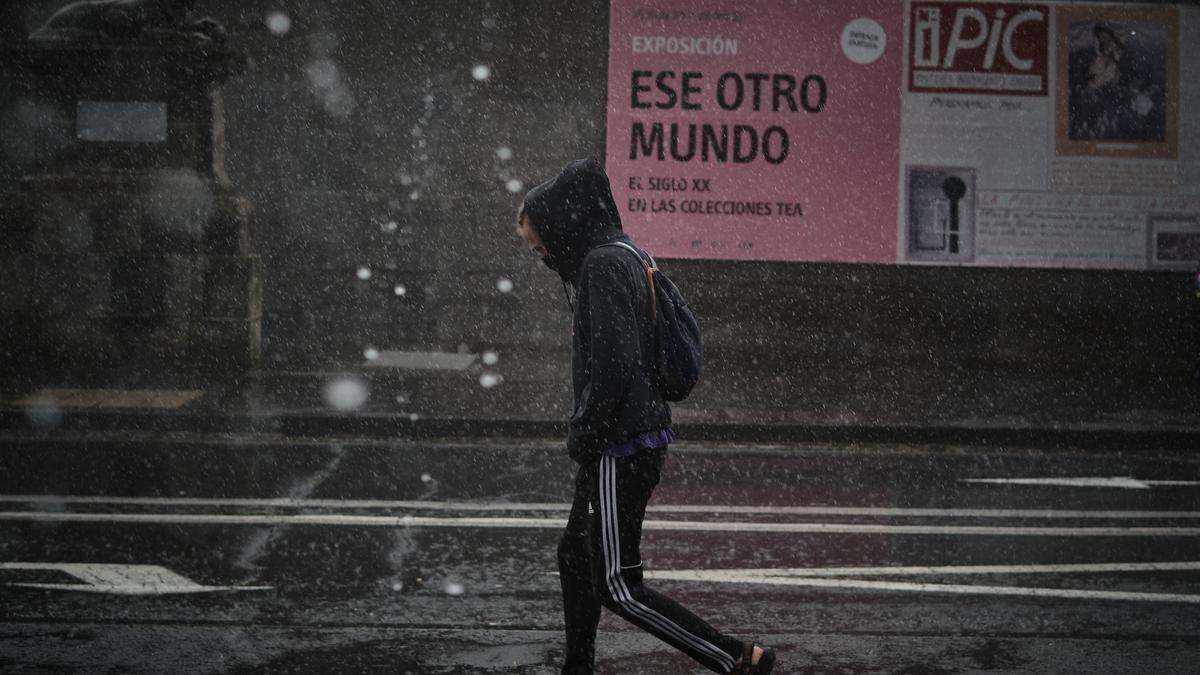 Un hombre camina bajo la lluvia en Santa cruz de Tenerife.