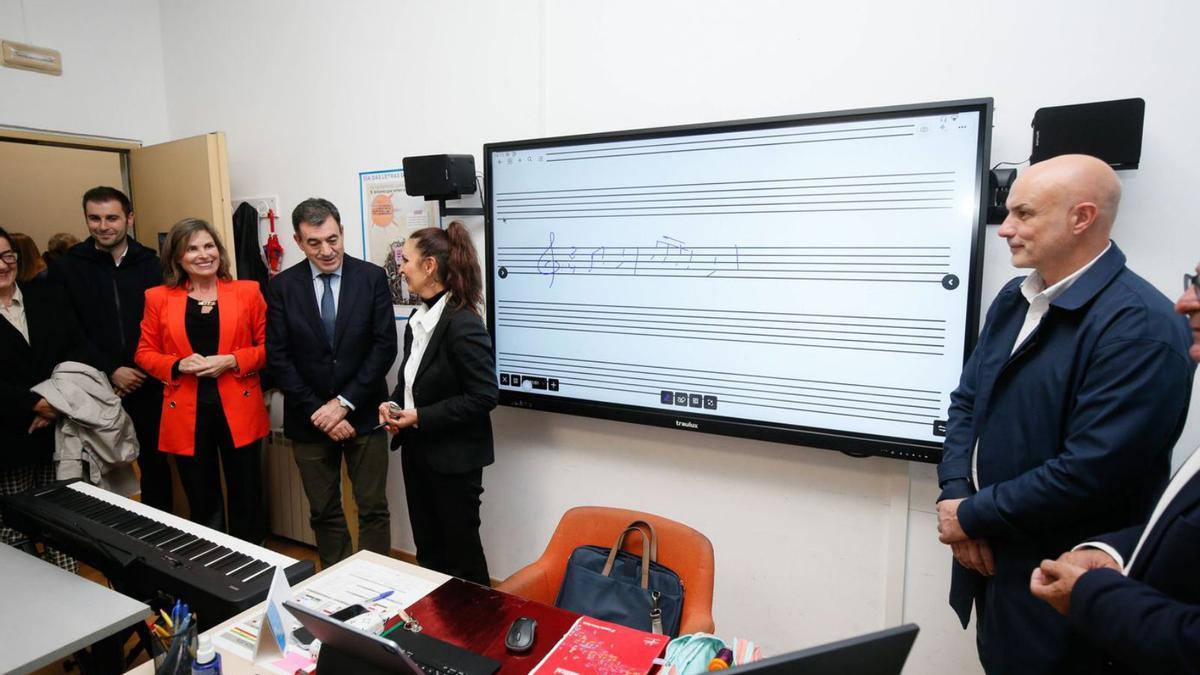 El conselleiro, Román Rodríguez, visita las instalaciones junto a la alcaldesa.