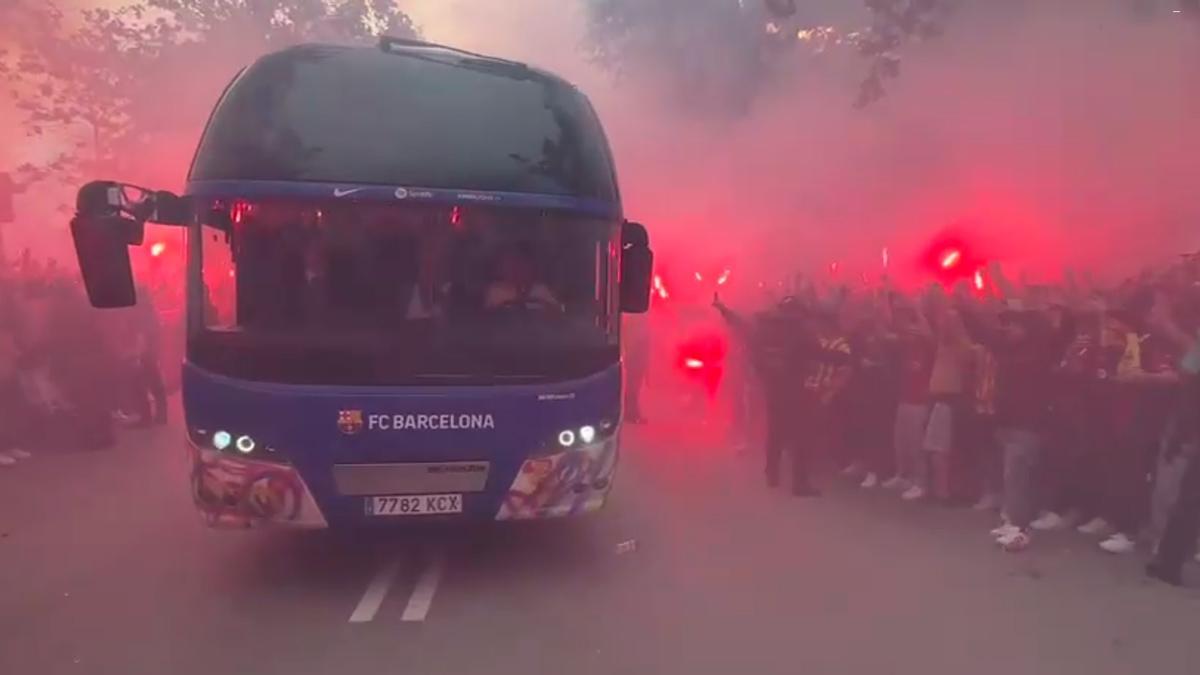 ¡El Barça ya está en Montjuïc! Increíble recibimiento de los aficionador azulgranas