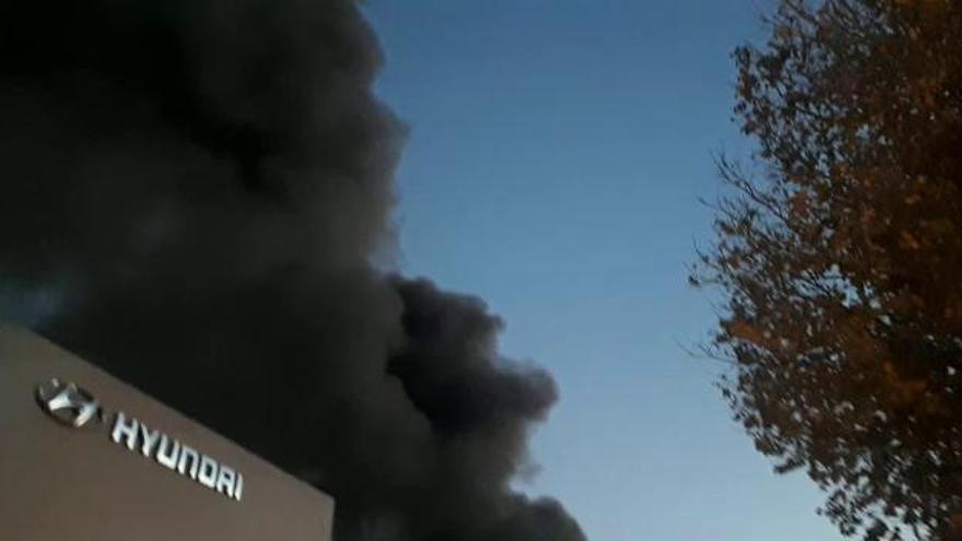 Incendio en una nave de la calle Benajama de Alicante