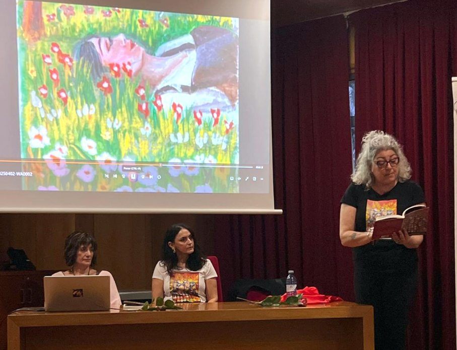 El acto de presentación de «As trobadoras silenciadas», segundo poemario de la viguesa Clara Pino, con ilustraciones de la valguesa Ángeles Garrido.