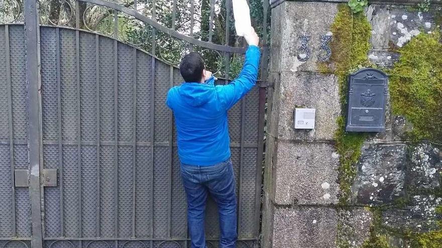 Panadero que cada día &#039;engancha&#039; en la verja del pazo de Meirás una barra de pan.