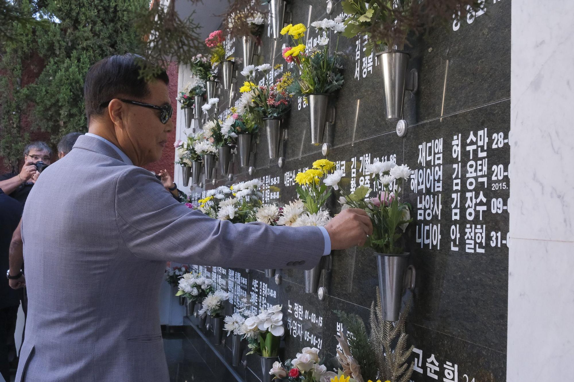 Ofrenda floral a los marinos coreanos fallecidos en Gran Canaria