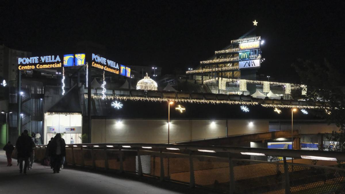 El centro comercial Ponte Vella en época navideña, otro  de los reclamos de su agenda anual | IÑAKI OSORIO