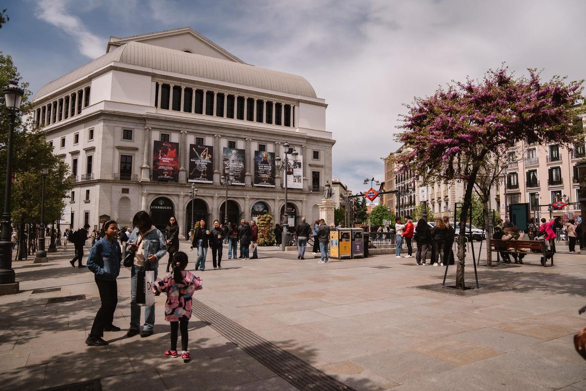 La vivienda está a solo unos metros de la Plaza de Isabel II (más conocida como plaza de Ópera).