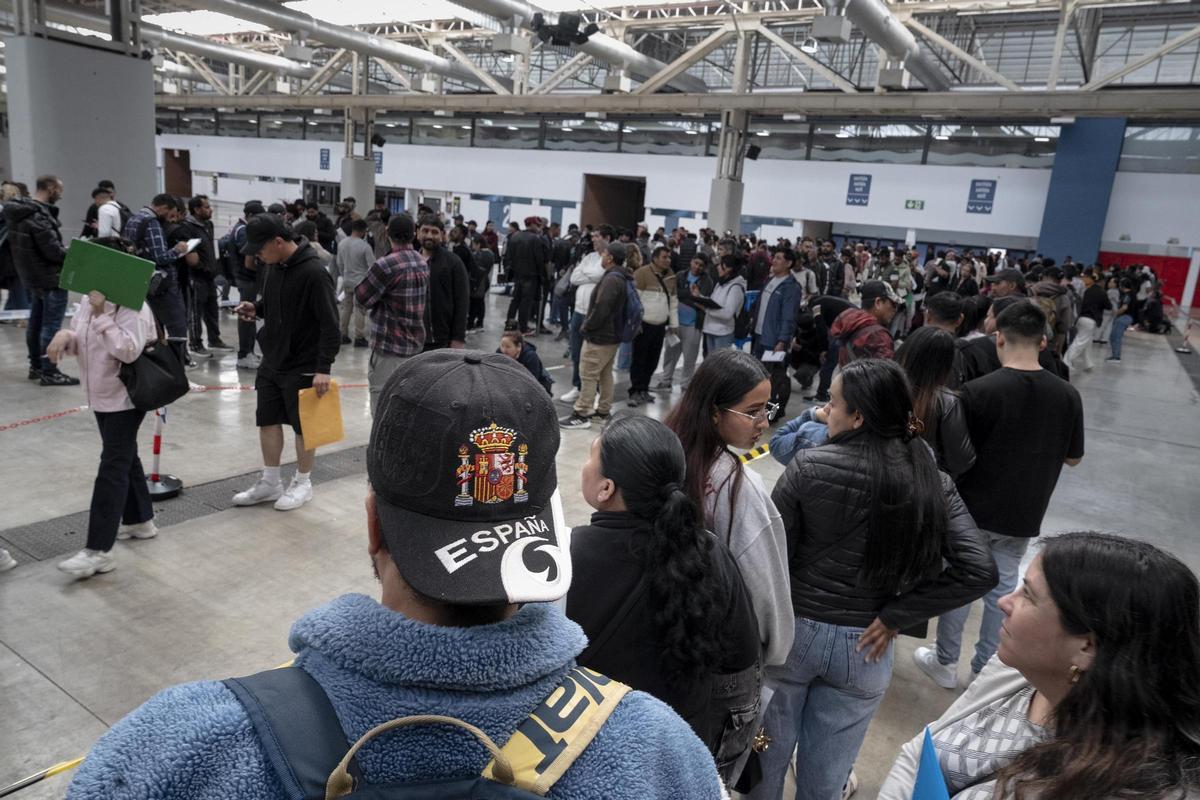 Unas 3000 personas migrantes hacen cola en La Farga de L'Hospitalet para pedir la regularización