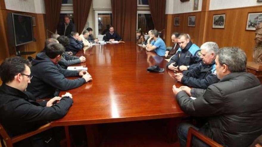 Imagen de la reunión que mantuvo el gobierno con la Policía Local.  // Bernabé/Luismy