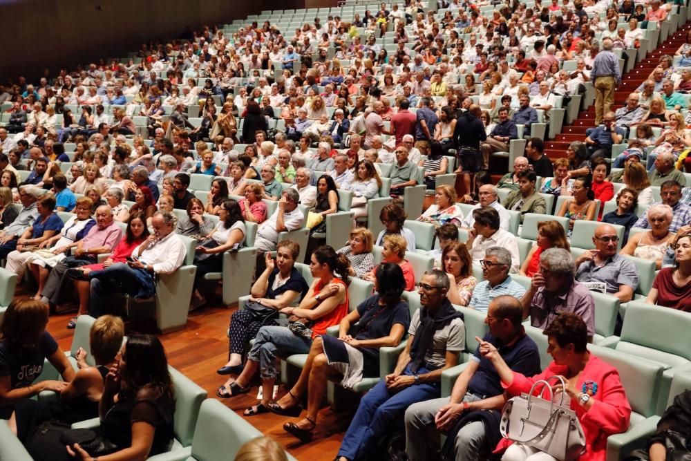 Uxía pone en pie al auditorio Mar de Vigo