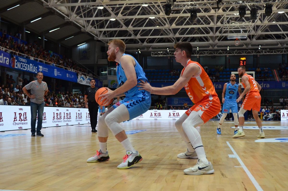 De Larrea, el mejor taronja del partido, con 9 puntos en el último cuarto.