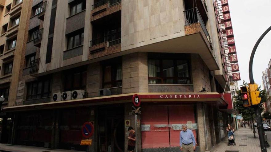 La fachada del hotel León, antes del inicio de las obras.