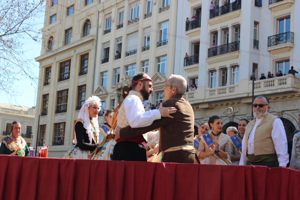 Recogida de premios de las comisiones falleras