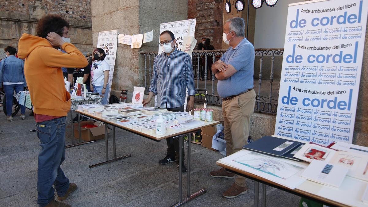 Expositores de la feria del libro ambulante &#039;De cordel&#039;, este miércoles, en Cáceres.