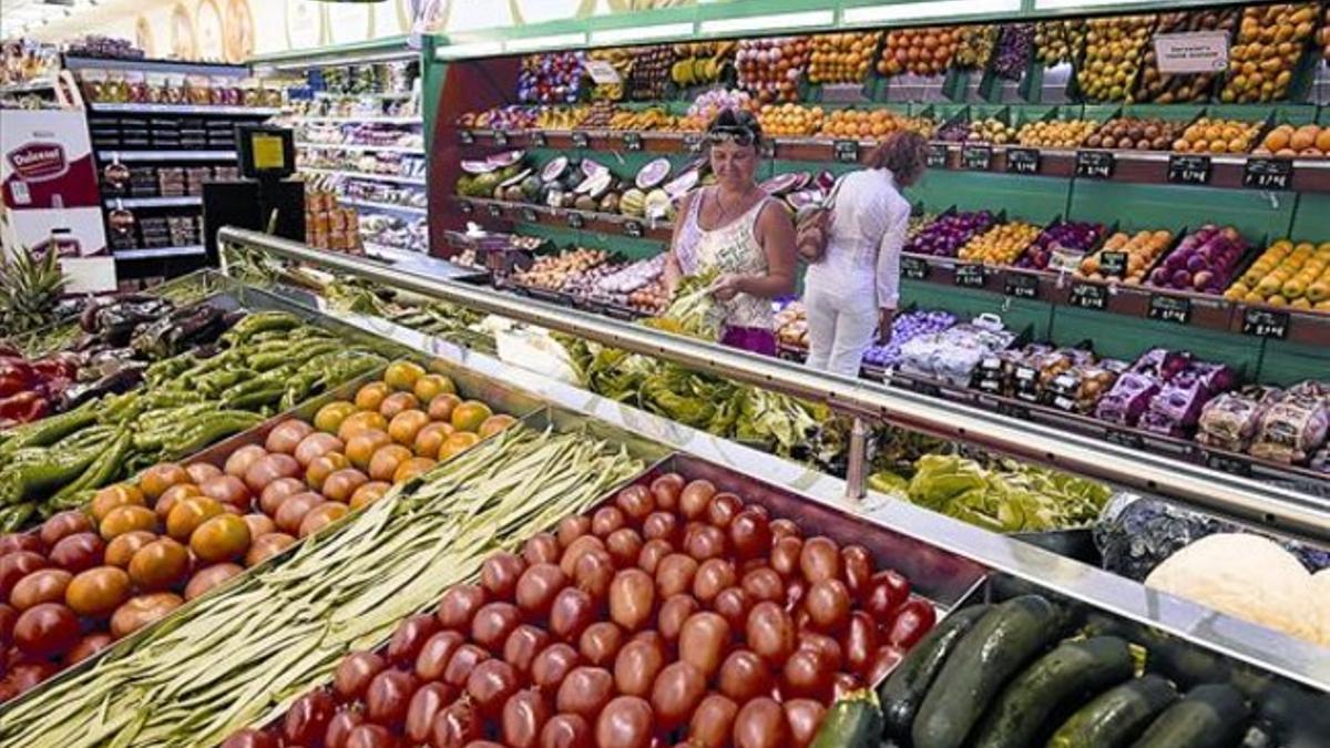 Línea de frescos -frutas y verduras- de un supermercado de Condis en Barcelona.