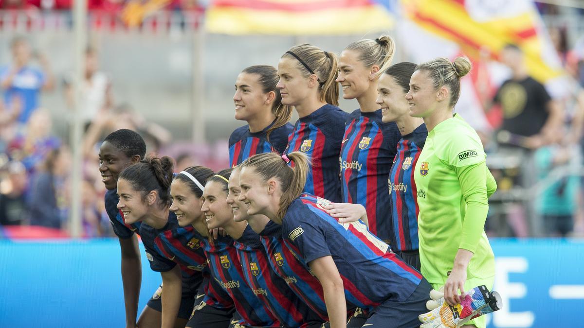 El equipo titular posa antes del partido de vuelta de las semifinales de la Champions femenina entre el FC Barcelona y el Chelsea