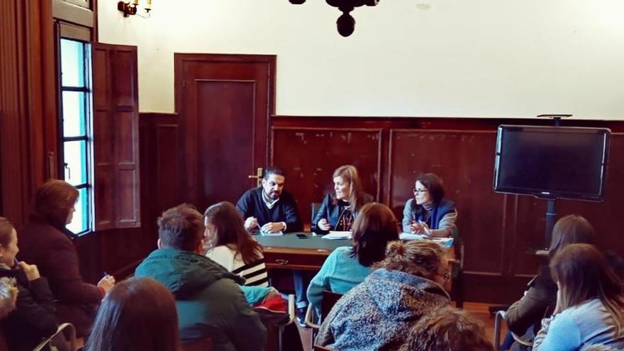 La alcaldesa y el edil de Cultura durante la reunión con los representantes de los centros escolares. // FdV