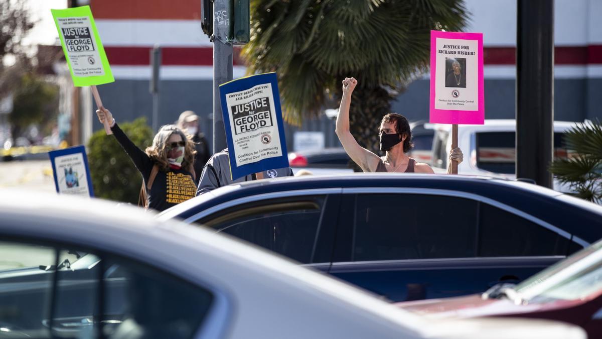 Manifestantes piden justicia para George Floyd.