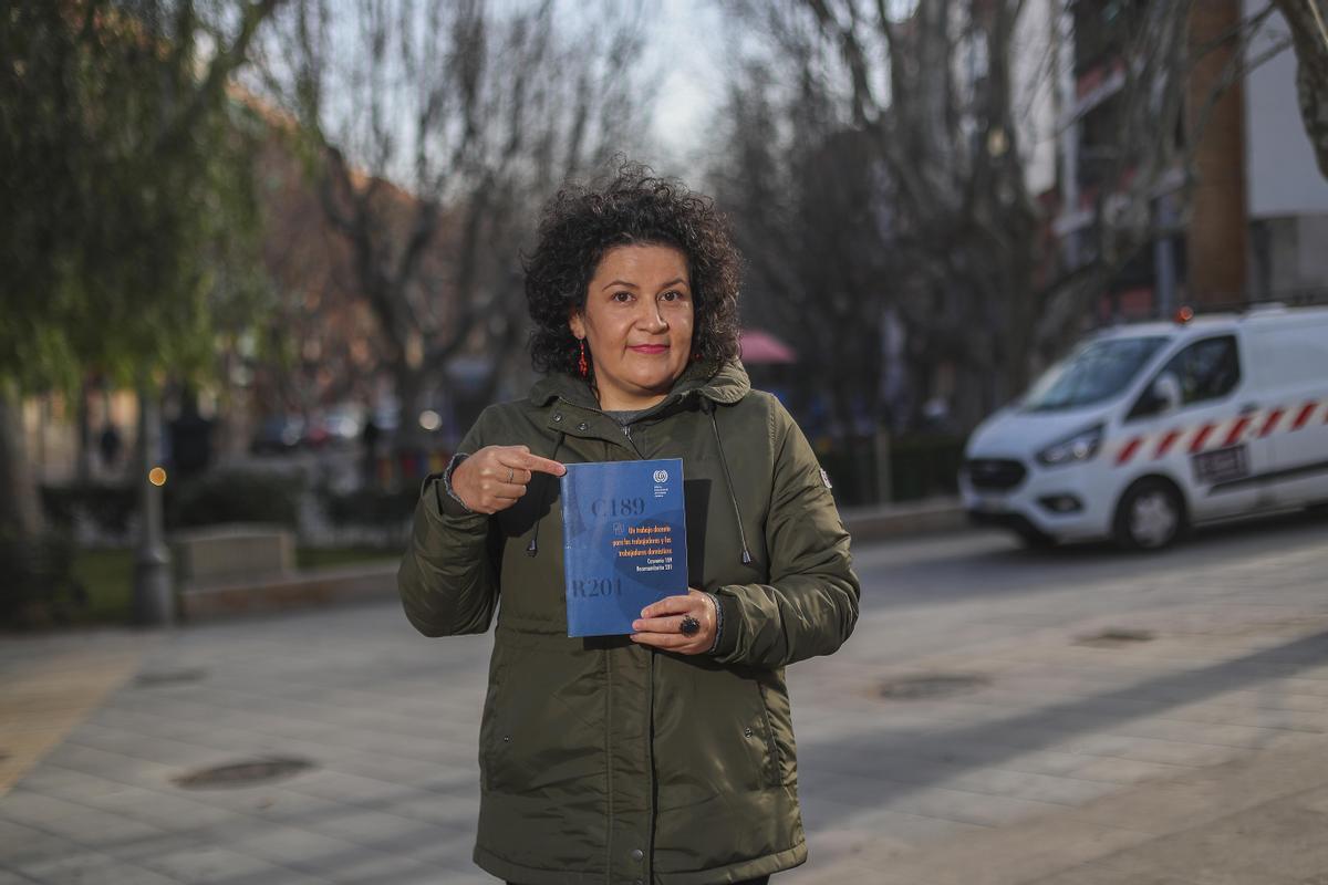 Marcela Bahamón con el Convenio 189 de la OIT.