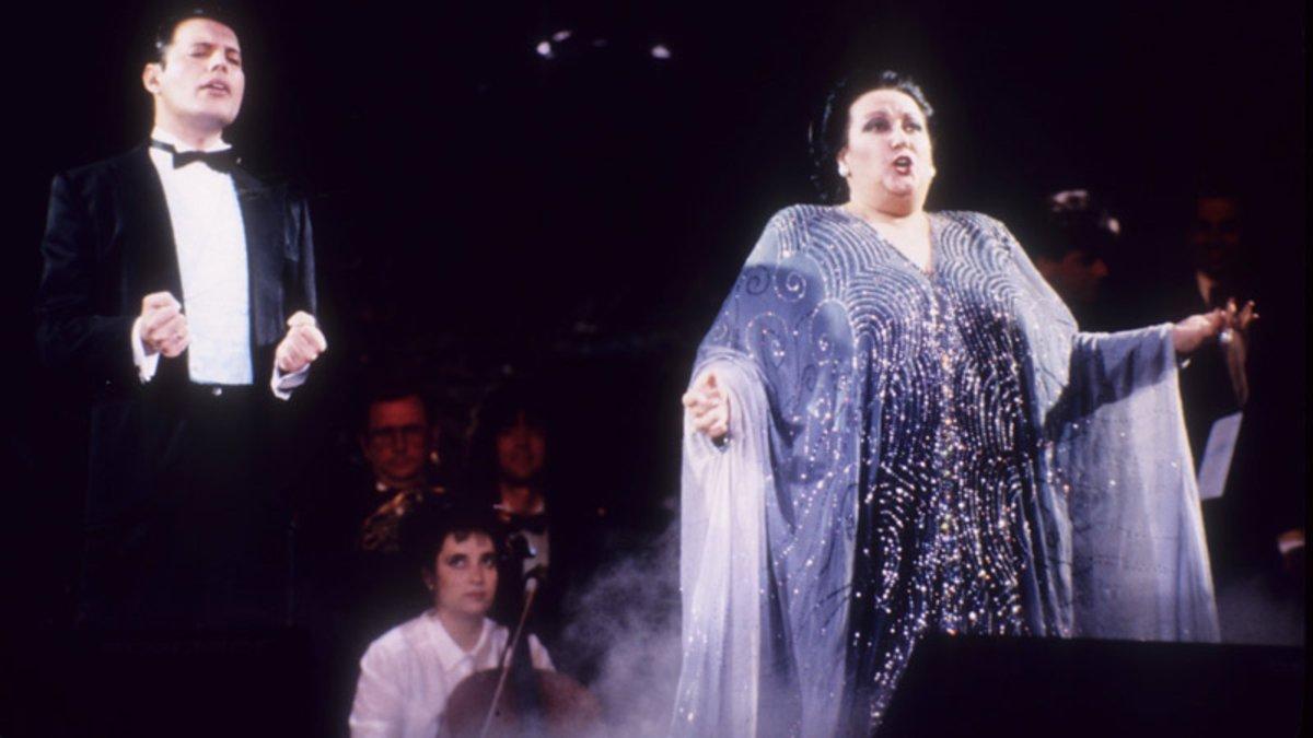 Freddie Mercury y Montserrat Caballé interpretando la mítica 'Barcelona'.