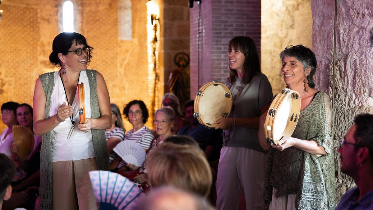El grup De Calaix, durant el concert d'avui a l'Església dels Sants Metges de Sant Julià de Ramis, en el marc del Festival Viaveu.