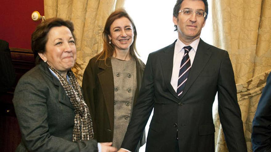 Feijóo saluda a Pilar Farjas y Marta Fernández