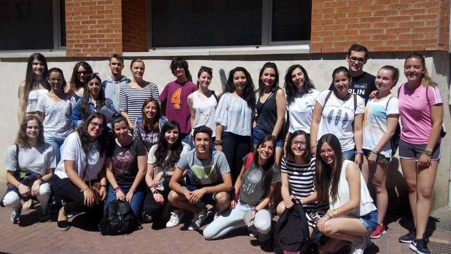 Participantes en el curso de monitor de tiempo libre a las puertas del Centro Cívico