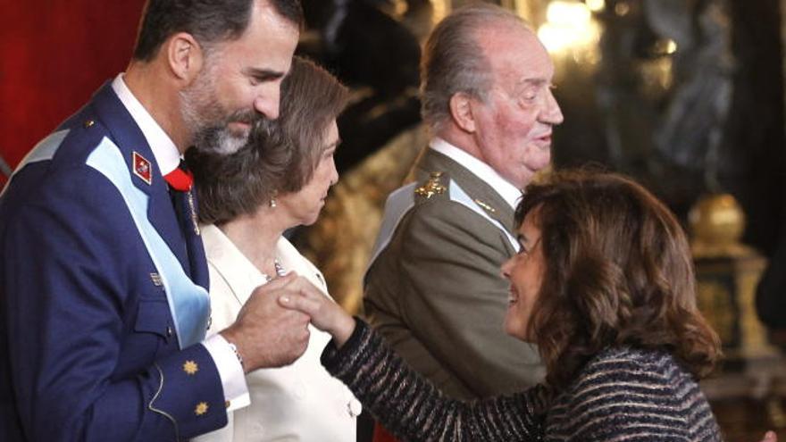 El Príncipe de Asturias, junto a los reyes Juan Carlos y Sofía, saluda a la vicepresidenta del Gobierno.