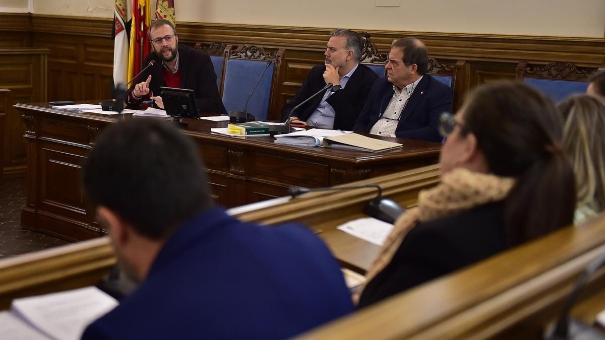 El edil de Plasencia José Antonio Hernández, interviniendo en un pleno.