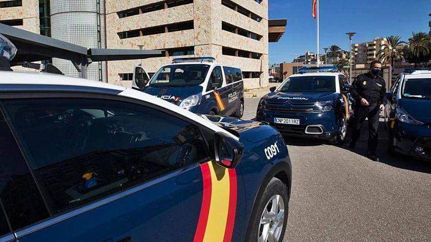 Agentes y vehículos de la Policía Nacional en la comisaría de Ibiza. / VICENT MARÍ