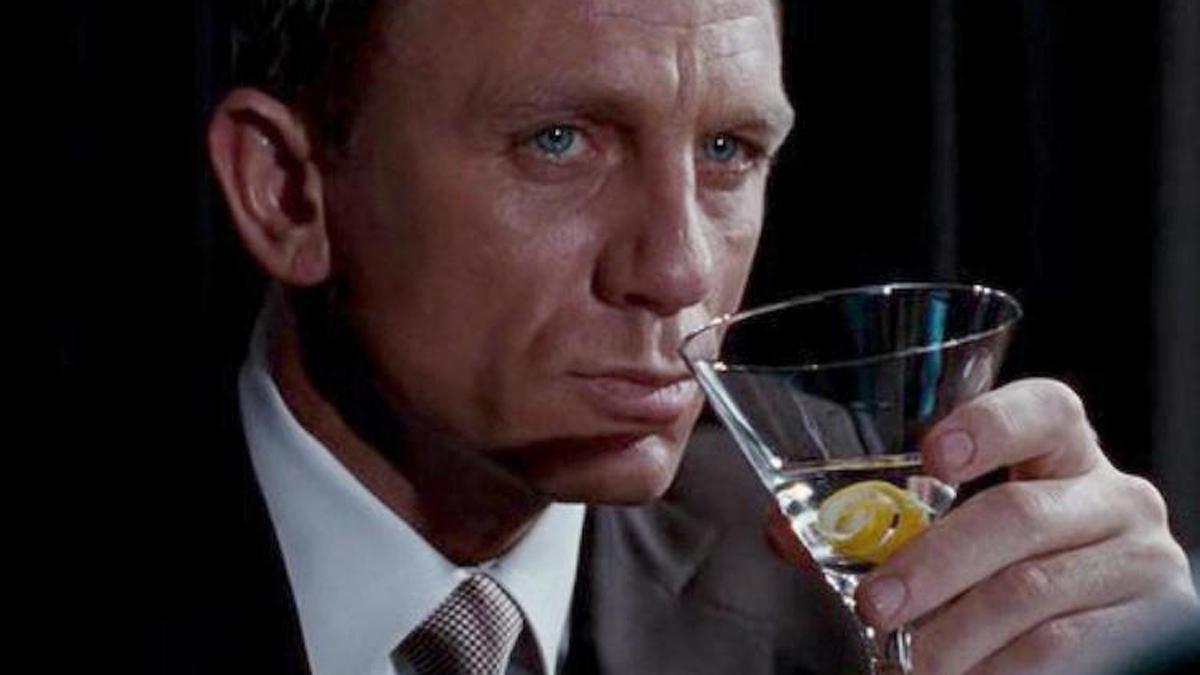 Daniel Craig, en el papel de James Bond, bebiendo un cóctel.
