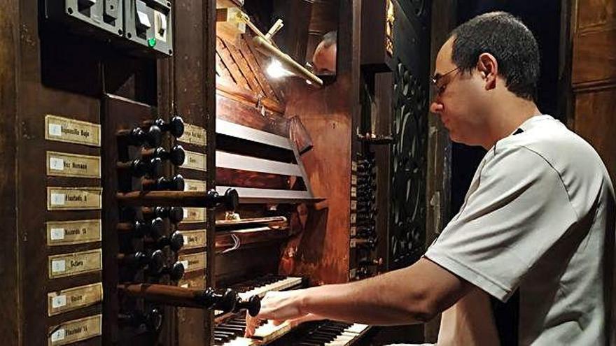 Jordi Xandri és l&#039;organista de la Capella de la Mare de Déu del Claustre de la catedral de Solsona