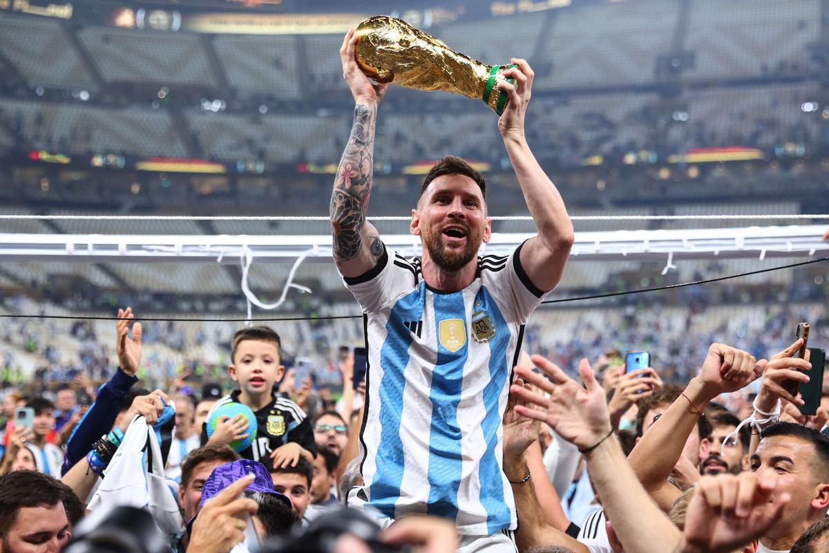 18/12/2022 FILED - 18 December 2022, Qatar, Lusail: Argentina's Lionel Messi celebrates with the World Cup trophy after Argentina's victory in the FIFA World Cup Qatar 2022 final soccer match against France at the Lusail Stadium. Photo: Tom Weller/dpa DEPORTES Tom Weller/dpa