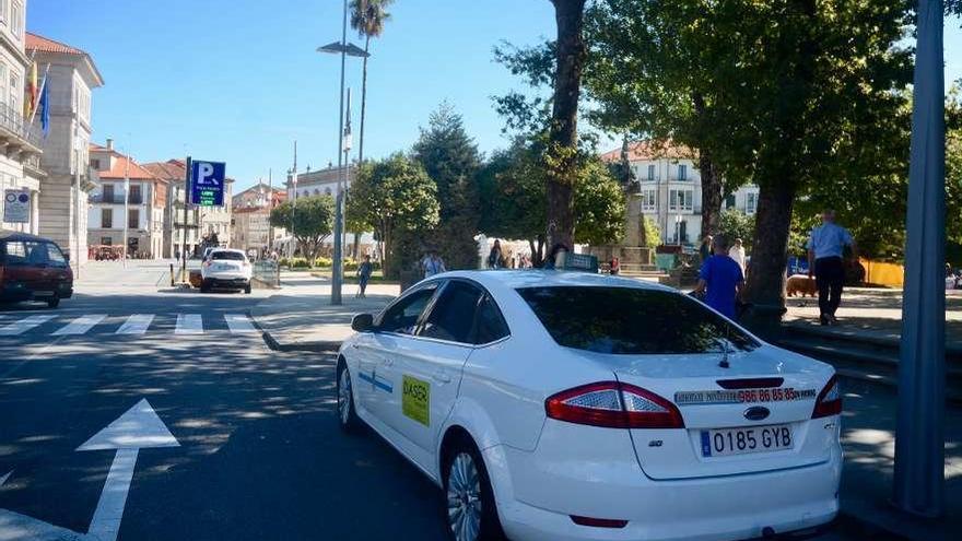 Una taxi en la parada situada en la Alameda. // Rafa Vázquez