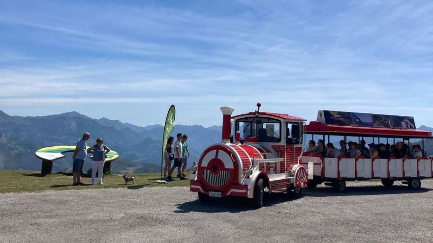 El tren turístico de Aller, con cuatro recorridos, cierra el verano con 3.000 usuarios