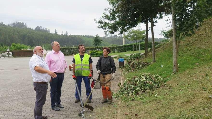 El alcalde de A Laracha, segundo por la izquierda, con miembros de la brigada medioambiental en Vilaño.