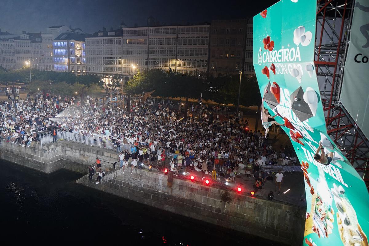 Multitudinaria final del psicobloc en GRAVITEO A Coruña Xacobeo
