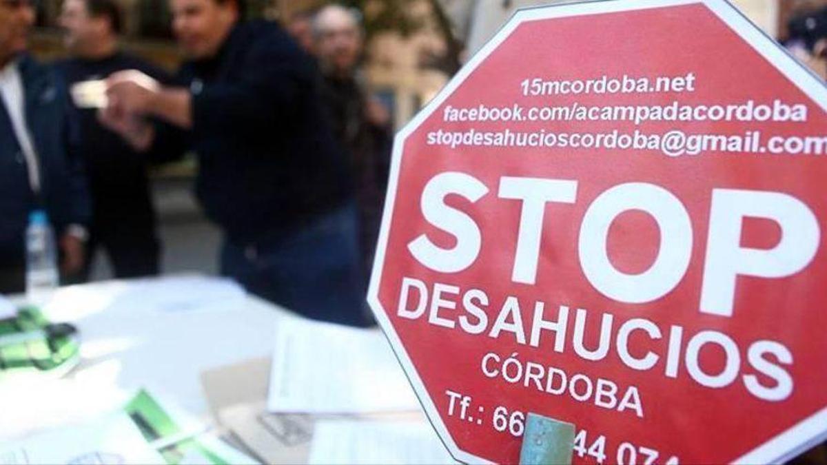 Recogida de firmas de la plataforma Stop Desahucios Córdoba.