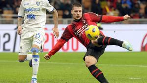 Luka Jovic chuta a portería durante el partido entre el Milan y el Frosinone